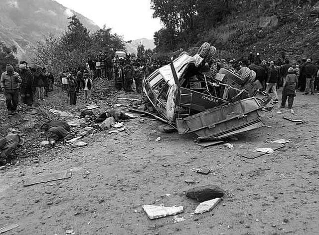 尼泊尔客车五百米高处坠谷，14人遇难，现场遗体四处散落