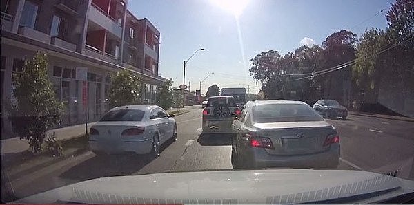 急不可耐！不等待候车，直接驱车开上人行道，悉尼司机行为太危险！（视频/组图） - 2