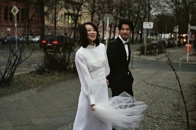 知名演员黄璐离婚！相恋7年去年办婚礼，领完离婚证夫妻还牵手？