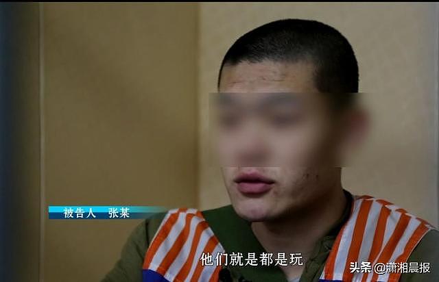 一家三口被砍儿子中40多刀当场死亡，19岁嫌犯作案后异地游玩“享受自由”