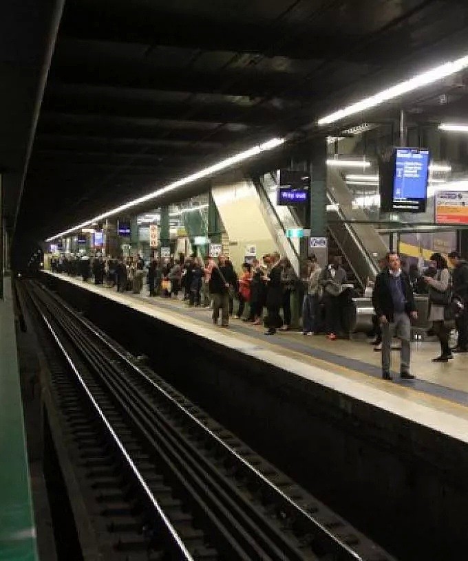 悉尼华裔老翁跌下城铁站台，或需截肢！火车紧急停运，交通一片混乱！（组图）>> - 7