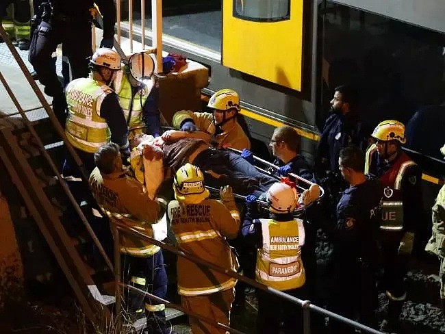 悉尼华裔老翁跌下城铁站台，或需截肢！火车紧急停运，交通一片混乱！（组图）>> - 35
