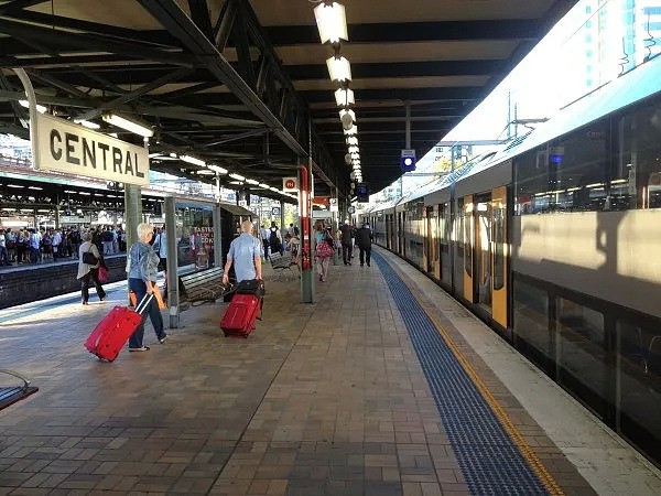 悉尼华裔老翁跌下城铁站台，或需截肢！火车紧急停运，交通一片混乱！（组图）>> - 38