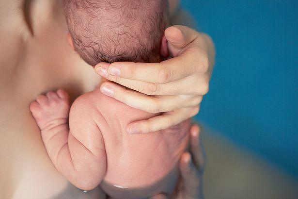 阿根廷产妇分娩医生喊“使劲”，婴儿高速滑出没人接住头着地坠亡