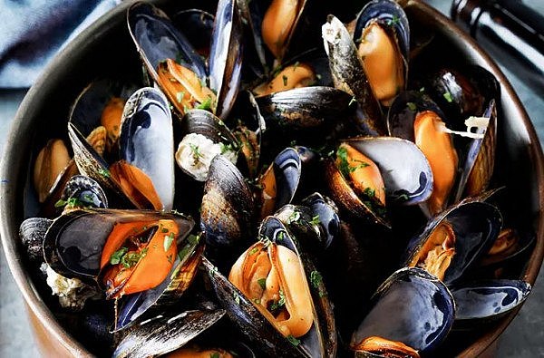 loluk-bottomelss-mussels.jpg,0