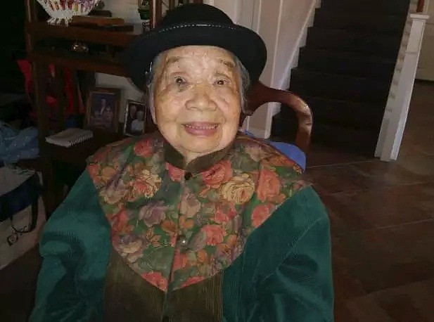 95岁华裔老奶奶入籍美国，对答如流震惊移民局！只为2020投票川普！（组图） - 1