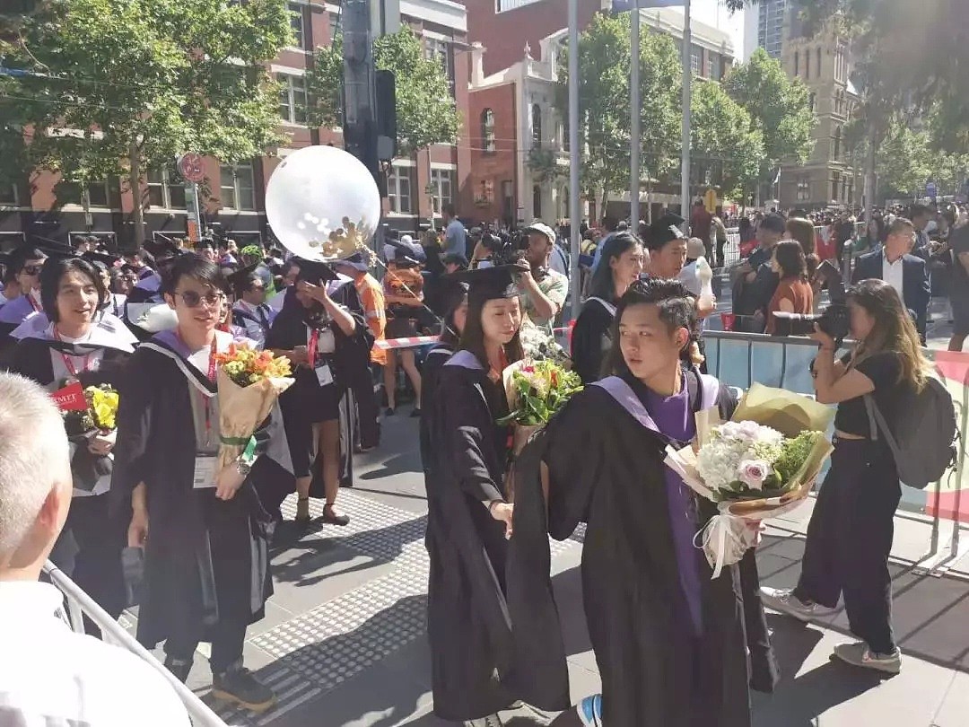 墨尔本CBD封路！警察开道，数架飞机横空而过！上万人围堵市中心，甚至包下漫威体育馆！简直壕无人性！ - 10