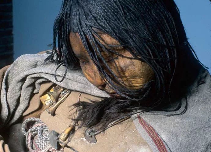 山顶发现15岁冰尸少女，500年仍活灵活现，研究结果令人不寒而栗（组图） - 1