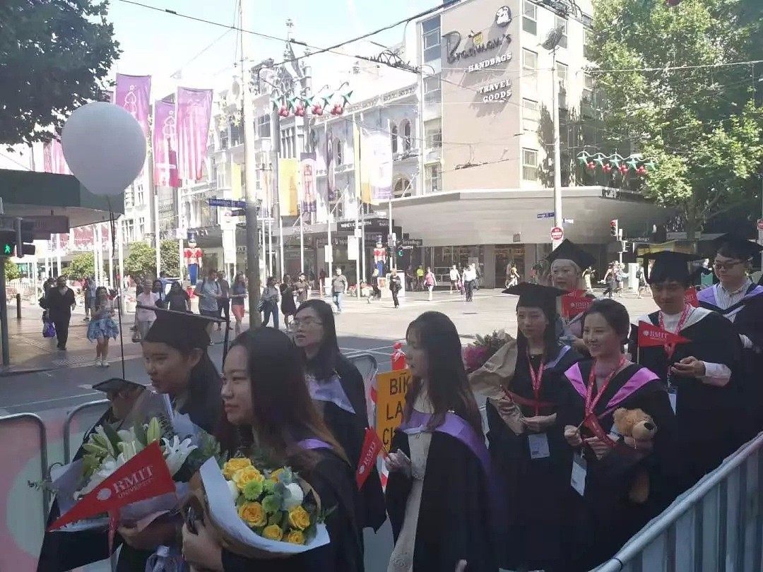 墨尔本CBD封路！警察开道，数架飞机横空而过！上万人围堵市中心，甚至包下漫威体育馆！简直壕无人性！ - 21