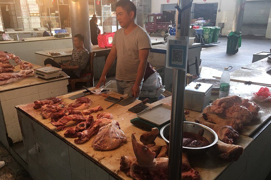 34岁的屠夫苏德志（音）说，以前一天能卖两头猪，现在只能卖出半头了。