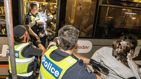 50名澳洲teenager与30名警员街头大混战！警方喷洒胡椒喷雾，防暴警察出动！（组图） - 1