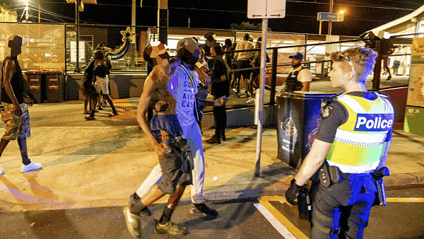 50名澳洲teenager与30名警员街头大混战！警方喷洒胡椒喷雾，防暴警察出动！（组图） - 4
