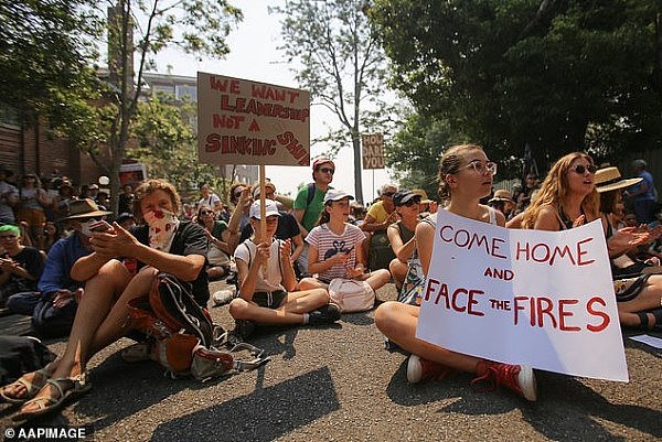 莫里森不顾山火危机在夏威夷度假！抗议者聚集在总理的悉尼官邸外，誓言要呆到总理度假归来（组图） - 4
