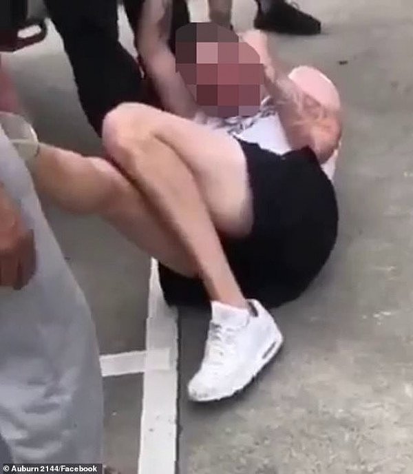 悉尼男子在健身房外偷车，亚洲男子见义勇为，11名男子将其团团围住，对他拳打脚踢（视频/图） - 2