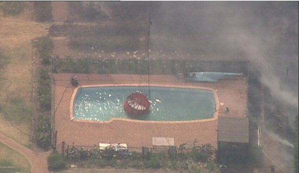 悉尼周边山火凶猛，大坝水位极低！消防直升机被迫从民宅泳池内取水（组图） - 3