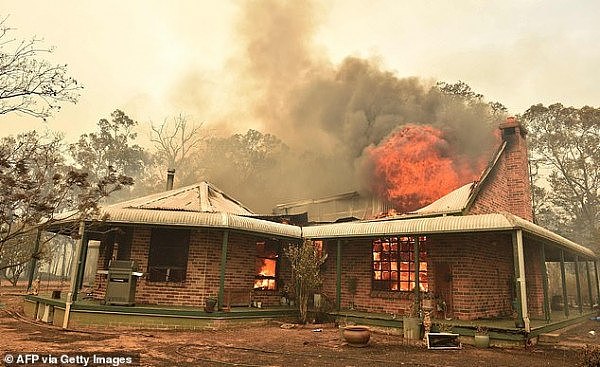 “世界末日！”新州失控山火靠近城镇，数十栋民宅焚毁！势头直指悉尼，数百人紧急撤离（视频） - 2