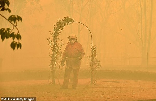 “世界末日！”新州失控山火靠近城镇，数十栋民宅焚毁！势头直指悉尼，数百人紧急撤离（视频） - 9