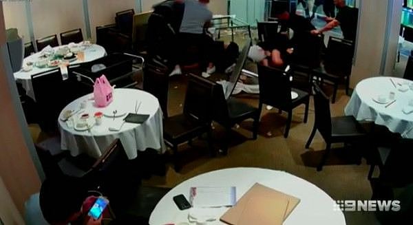 悉尼CBD名中餐厅爆殴斗！桌椅横飞，食客夺路而逃！滋事者被捕（视频） - 5