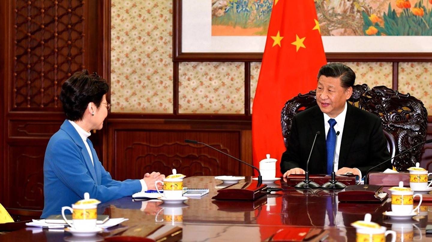 12月16日，中国国家主席习近平在北京会见了进京述职的香港特首林郑。（AP）