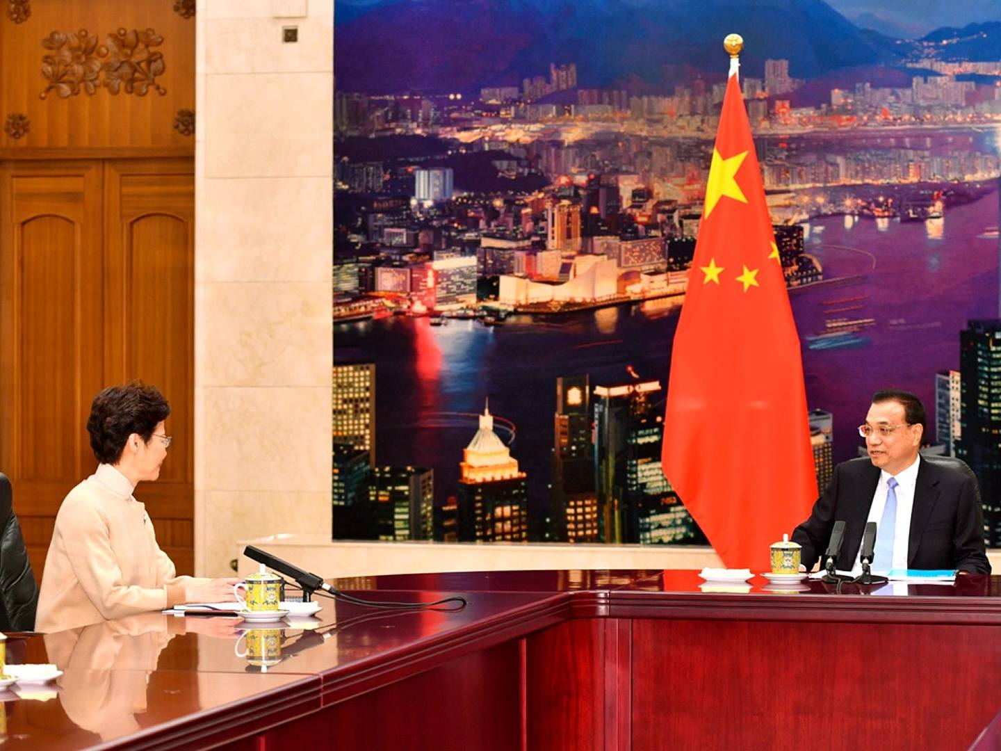 今年中国国务院总理李克强听取林郑述职的场所，改为了人民大会堂香港厅。（AP）