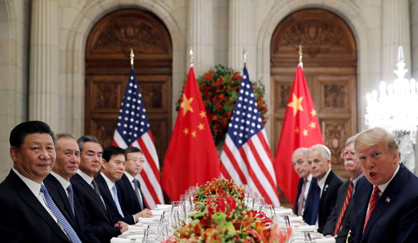 中国国家主席习近平（左一）与特朗普（右一）2018年12月1日于阿根廷首都布宜诺斯艾利斯会晤，双方达成90天贸易战停战协议。（Reuters）