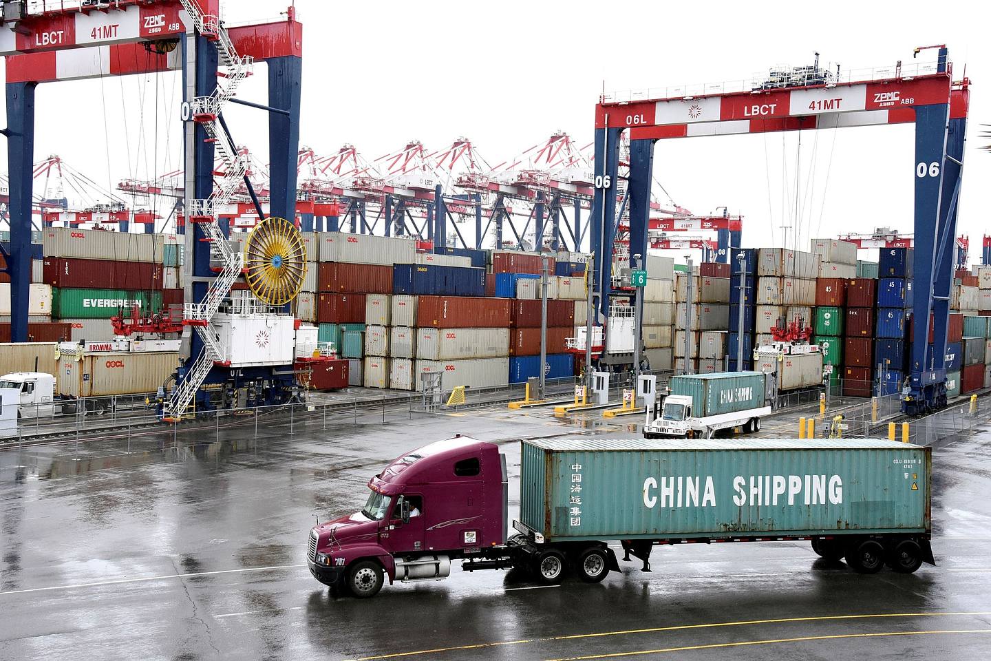 今年前11个月，中国货物贸易进出口总值28.5万亿元人民币，比去年同期增长2.4%，其中中美贸易总值为3.4万亿元，下降11.1%。（Reuters）