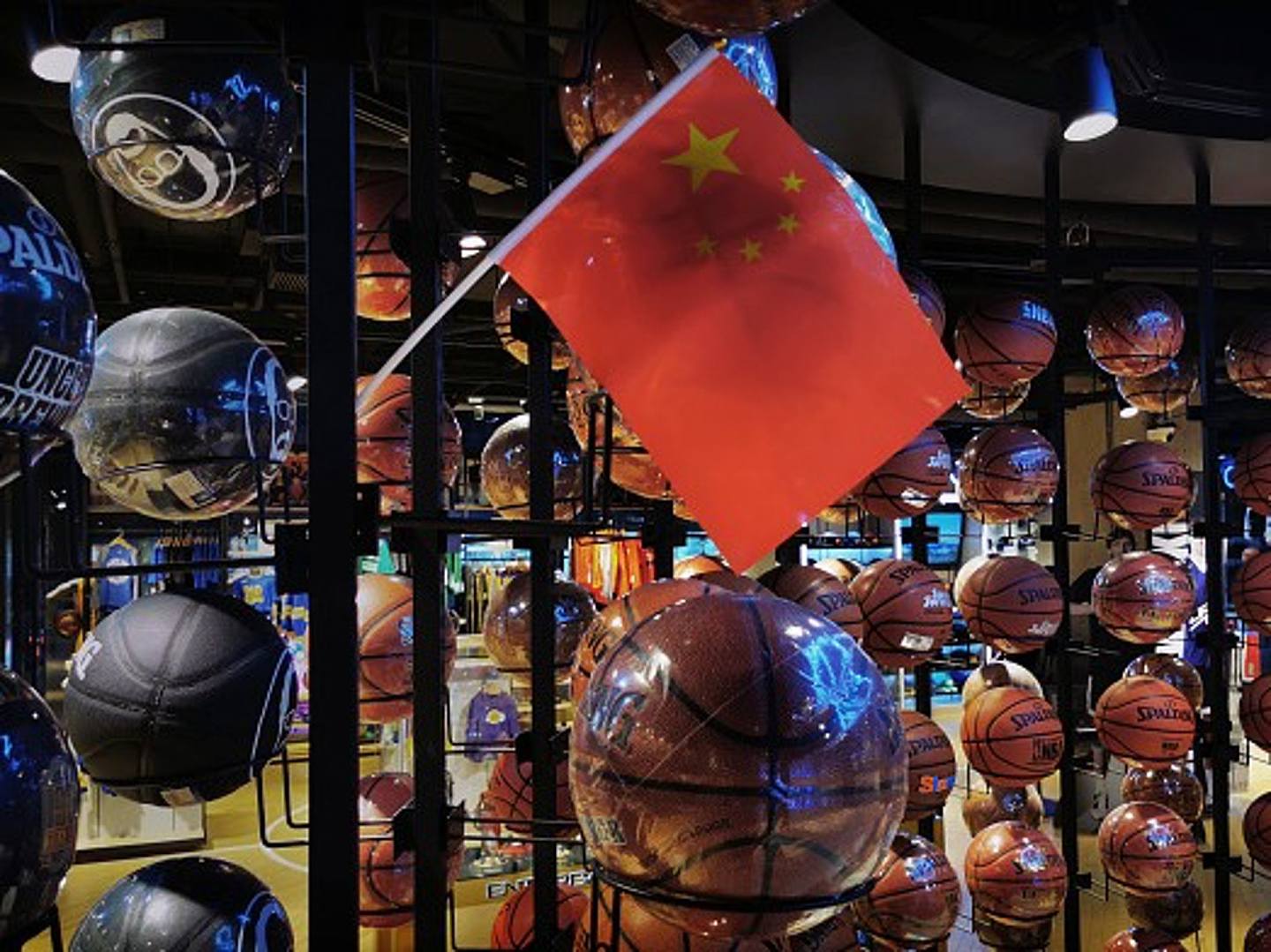 2019年秋季因美国体育界人士支持香港社会运动而引起的“NBA风波”，一方面凸显了两国对“国家主权”和“言论自由”的认知，另一方面也昭示着两国各领域交织的实情。（Getty）