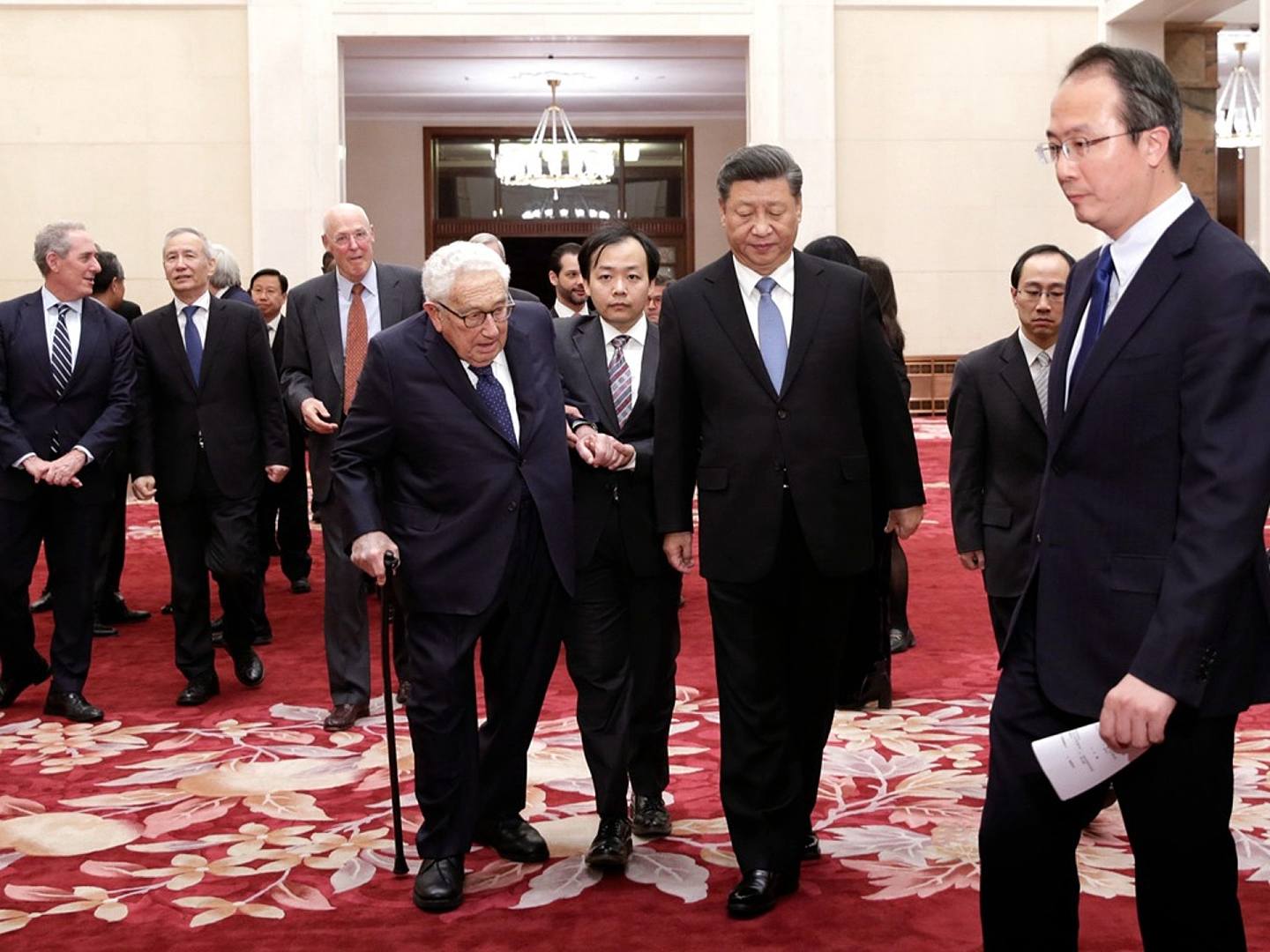 50多年来，基辛格近百次访问中国。 图为2019年11月22日，中国国家主席习近平和基辛格在北京人民大会堂与2019年创新经济论坛的代表们一起步行参加会议。 （AP）