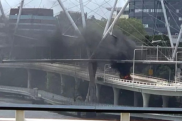 布里斯班City高架桥车辆爆炸起火，现场浓烟滚滚，周边交通严重拥堵（视频/组图） - 6
