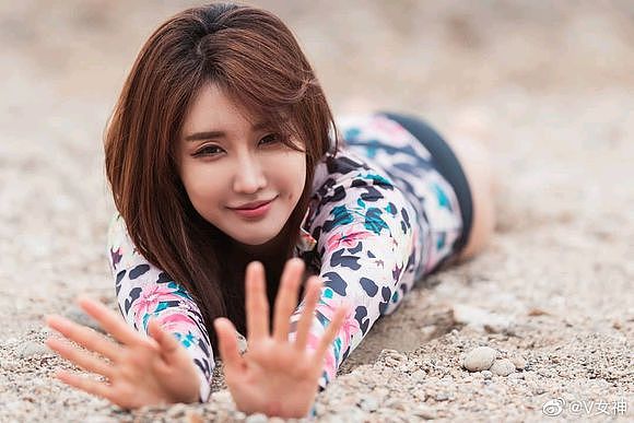 【美女】韩国美女车模展示傲人身材，网友：这不就是加大版柳岩？（组图） - 1