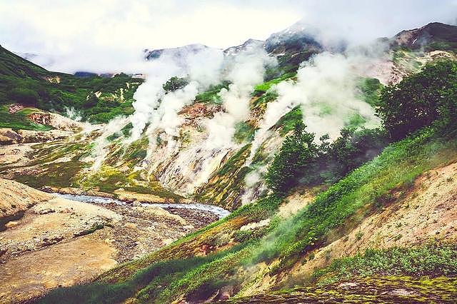 这条火山谷有大量动物暴毙死亡，苏联军方介入后变得更加神秘