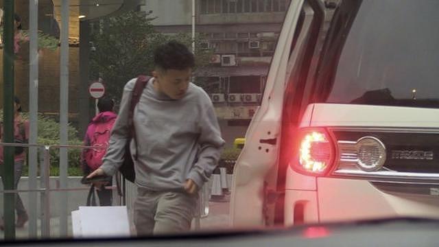 22岁窦靖童与纹身男外出逛街，气氛融洽俨如情侣，全程少女般甜笑 （组图） - 3