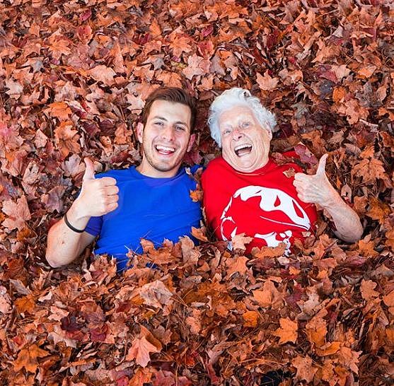 27岁孙子和93岁奶奶拍了一组合照，圈粉1300万！网友：奶奶太酷，孙子好暖…… （组图） - 2