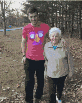 27岁孙子和93岁奶奶拍了一组合照，圈粉1300万！网友：奶奶太酷，孙子好暖…… （组图） - 24