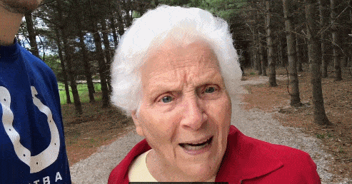 27岁孙子和93岁奶奶拍了一组合照，圈粉1300万！网友：奶奶太酷，孙子好暖…… （组图） - 27