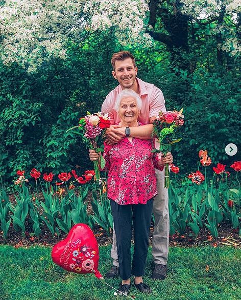 27岁孙子和93岁奶奶拍了一组合照，圈粉1300万！网友：奶奶太酷，孙子好暖…… （组图） - 40