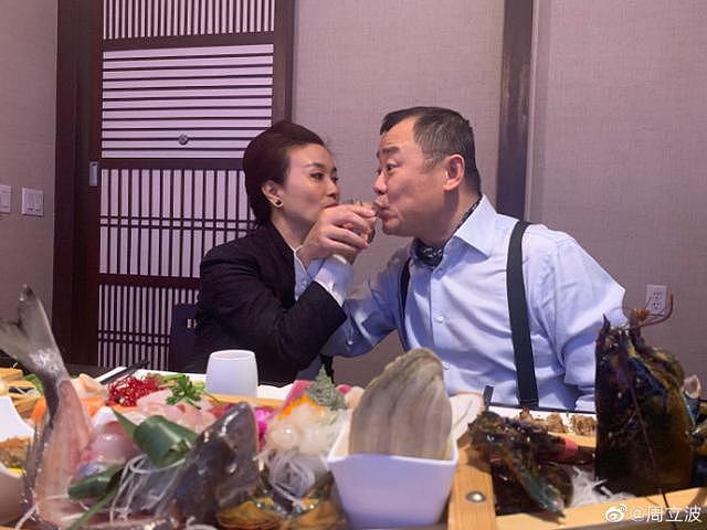 周立波和太太胡洁庆祝结婚纪念日，两人喝交杯酒狂撒狗粮