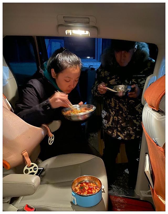 刘晓庆寒雨夜拍戏，剧组伙食曝光，蹲路边吃饭条件简陋