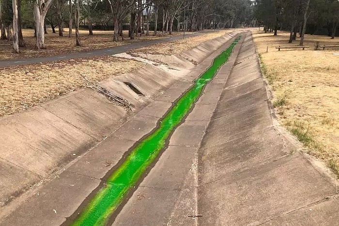 澳洲除了有粉红湖，竟然还有“荧光绿”小河?! 原来…… - 2