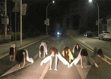 8名女子在机动车道热舞，1分钟3辆车被逼逆行！别拿生命开玩笑（组图） - 3