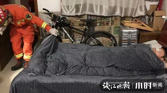 “裤裆里钻进一条蛇！”小伙凌晨崩溃报警！消防员掀开被子一看，懵了（视频/组图） - 2