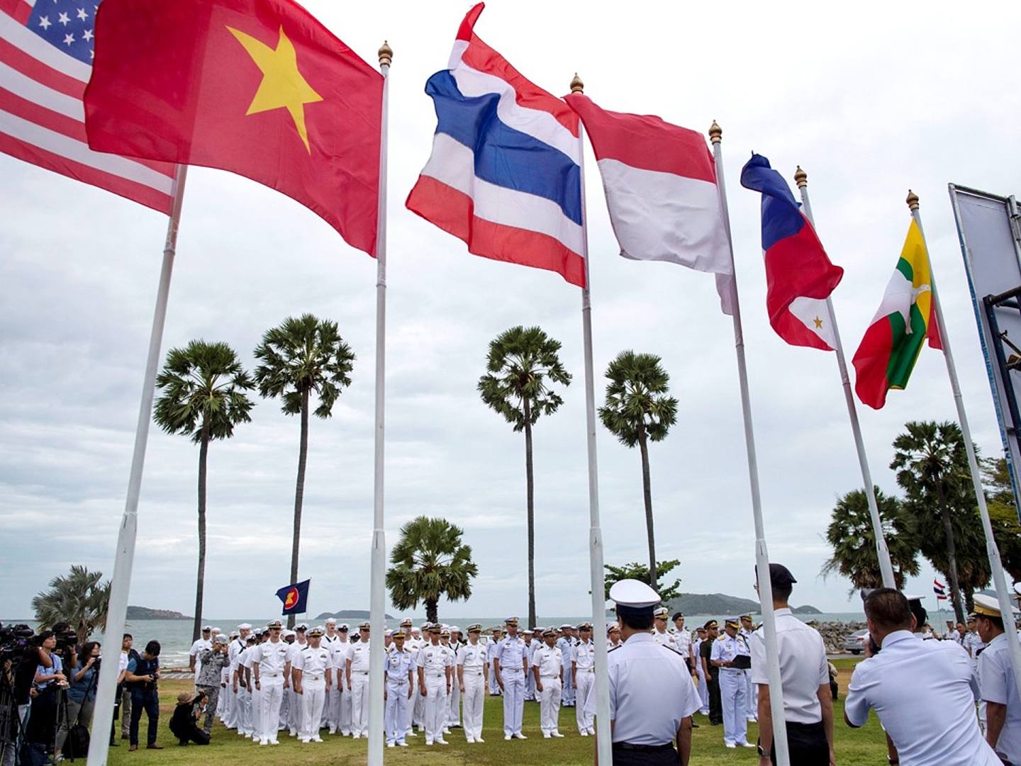 中国的“海洋崛起”令美国深感其“亚太战略”受到威胁，为遏制中国进一步扩大地区影响力，美国多次联合东南亚国家在南海举行军演，向中国“示威”。图为美国与东盟国家自2019年9月2日起在泰国湾和南海举行联合海上军演。（AP）