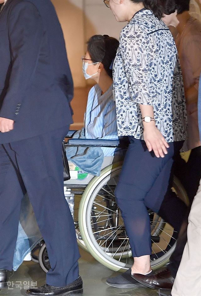 9月16日，朴槿惠被送院做肩部手术（《韩国日报》）