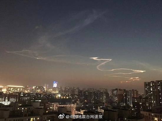 北京清晨天空现“神秘云朵”，气象北京：应该是飞行器尾流（组图） - 19