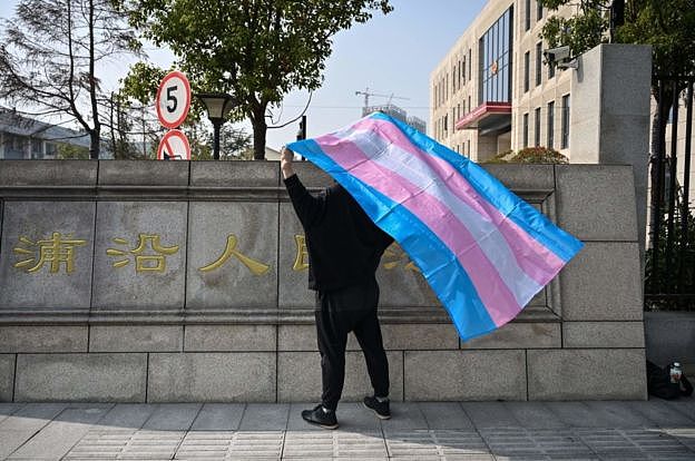 图为一名中国跨性别女士不满被解雇而起诉前雇主。