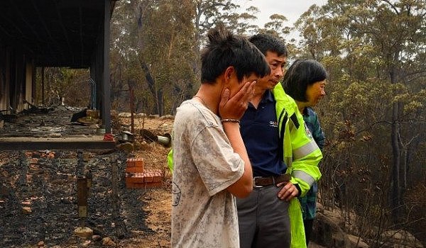 “什么都没了！”房屋被新州大火烧毁，一家三口满面愁容！母子抱头痛哭（视频） - 6