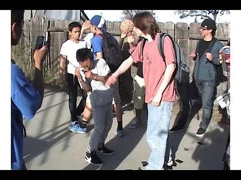 街头数十名华裔学生霸凌！拳打脚踢 手持铁棍 高喊“别把人踩死了！”（视频/组图） - 1