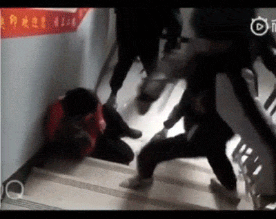街头数十名华裔学生霸凌！拳打脚踢 手持铁棍 高喊“别把人踩死了！”（视频/组图） - 10