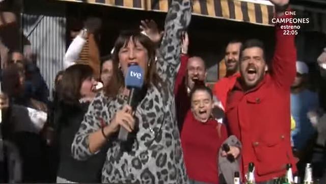 西班牙开23亿欧元巨奖彩票，女记者现场报道发现自己中奖几近癫狂