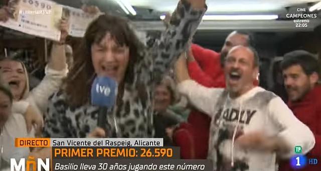 西班牙开23亿欧元巨奖彩票，女记者现场报道发现自己中奖几近癫狂